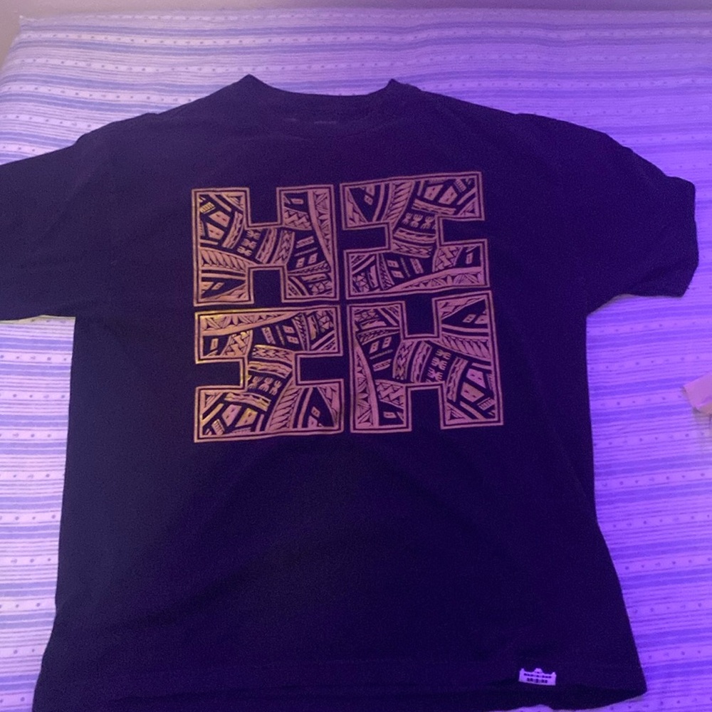 Men’s Size XL Gold And Black Hawaii’s Finest Short Sleeve Tee